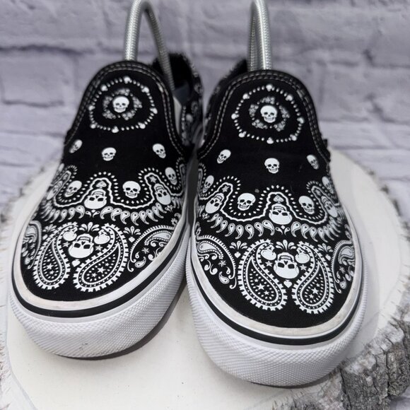 VANS Rare Classic Slip On Black Bandana Paisley Skull Print Shoes M 5.5 W 7 - Picture 2 of 7